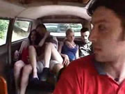 Dois homens e duas mulheres fazendo sexo no ônibus
